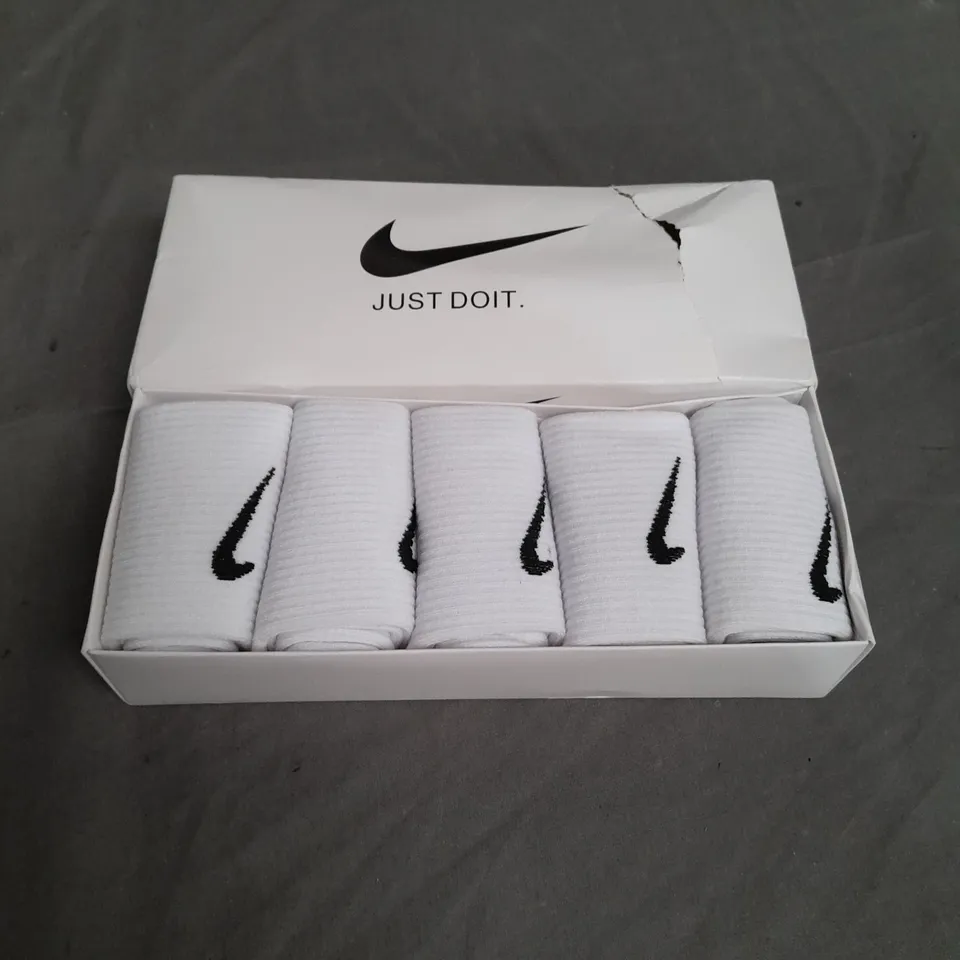 BOXED NIKE JUST DO IT PACK OF 5 WHITE SOCKS - SIZE UNSPECIFIED 