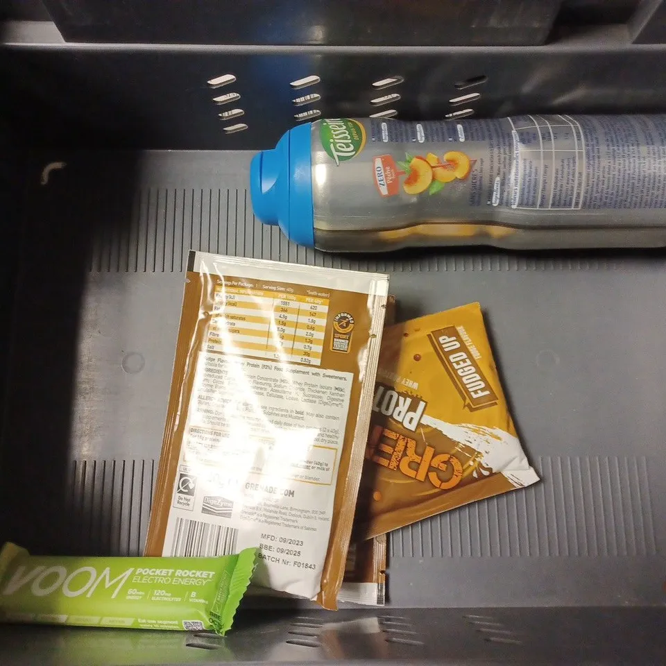 BOX OF APPROX 5 ASSORTED FOOD & DRING ITEMS TO INCLUDE - MY PROTEIN IMPACT WHEY CHOCOLATE BROWINE - MY PROTIEN IMPACT CREATINE - VOOM ELECTRO ENERGY BAR ETC