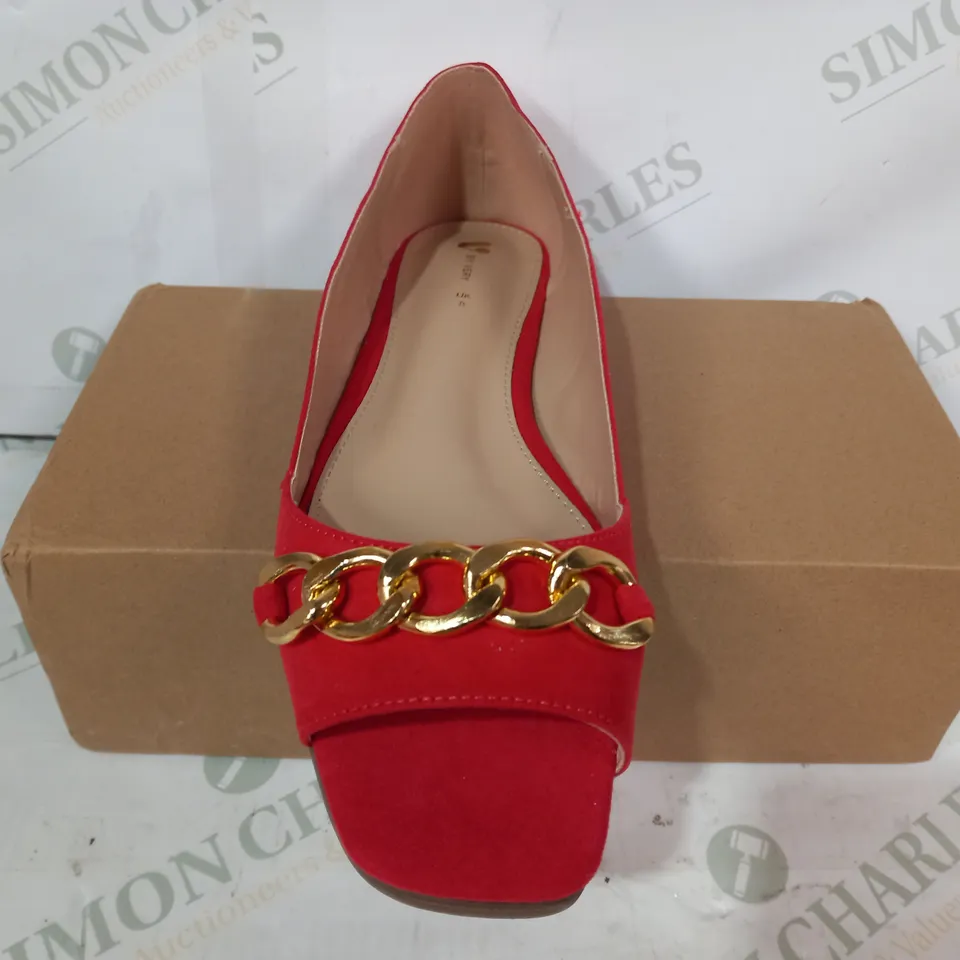 BOXED PAIR OF BY V BY VERY OPEN TOE FLAT SHOES IN RED W. GOLD EFFECT CHAIN EU SIZE 41