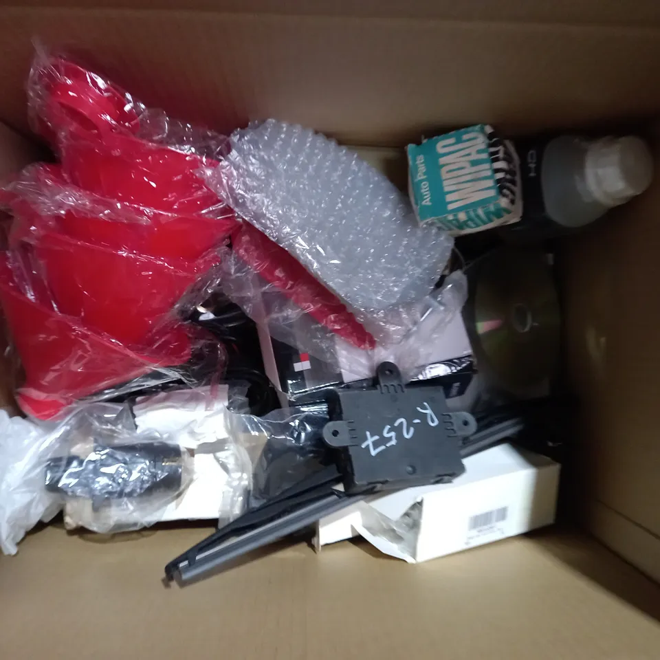 LOT OF ASSORTED ITEMS TO INCLUDE COLOR MAGIC / ANIT THEFT ALARM / POWER BANK 