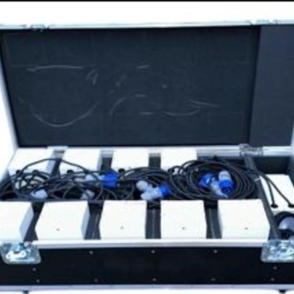 10 x OUTDOOR EVENT UPLIGHTS IN WHEELED FLIGHT CASE RRP £2000