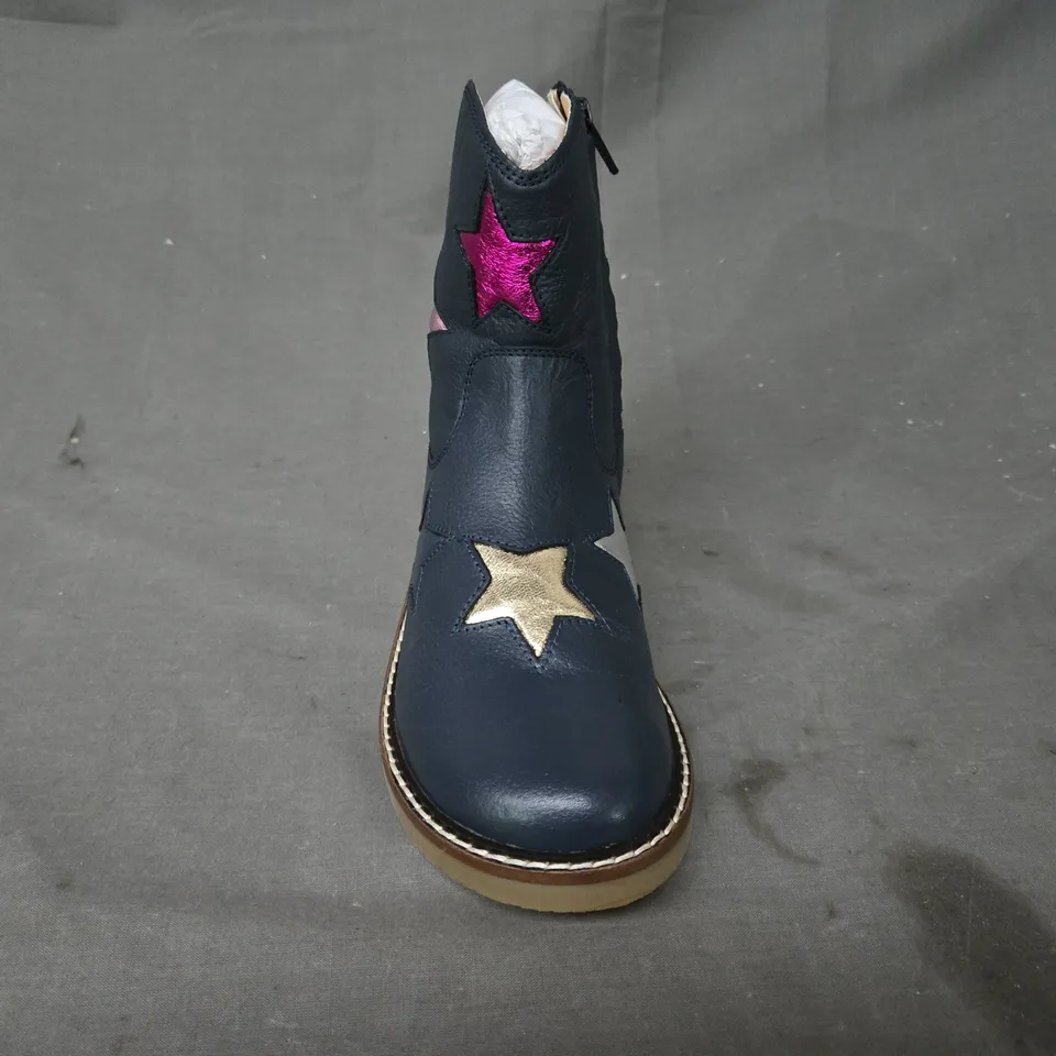 BOXED PAIR OF MINI BODEN ANKLE BOOTS IN NAVY W. MULTICOLOURED STARS EU SIZE 33