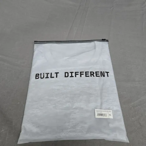 BAGGED BUILT DIFFERENT CREW T-SHIRT IN GREY SIZE XL