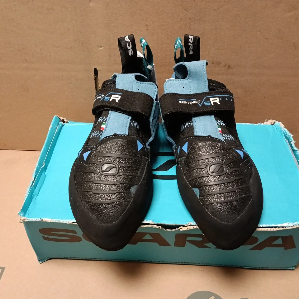 BOXED PAIR OF SCARPA INSTINCT VSR SHOES IN BLACK - UK 9.5
