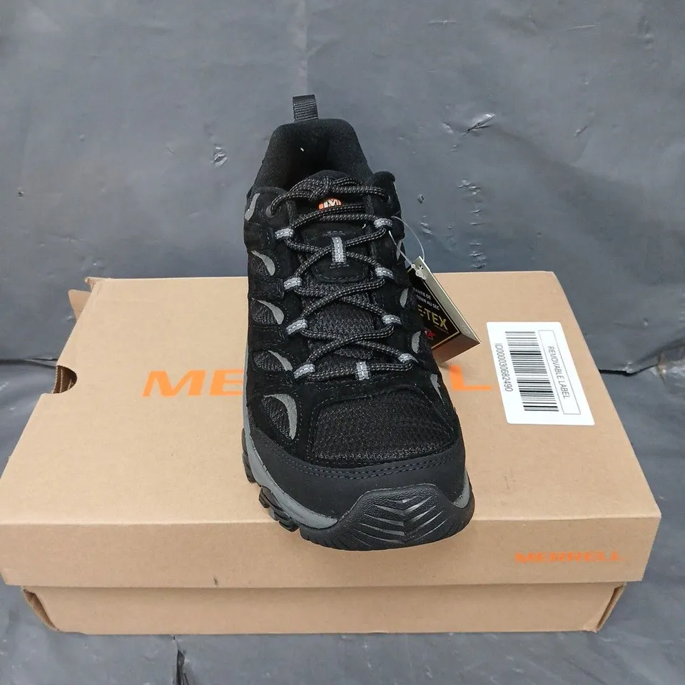 BOXED PAIR OF MERRELL MOAB 3 GTX TRAINERS - 10.5