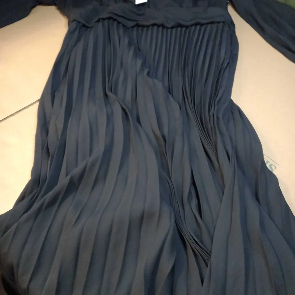 WALLIS BLACK PLEATED MIDI DRESS - SIZE 18