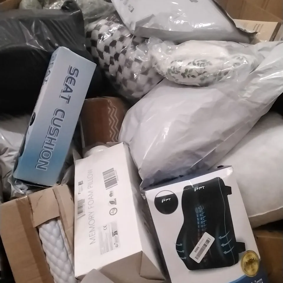A PALLET CONTAINING A LARGE QUANTITY OF PILLOWS, MEMORY FOAM, SEAT CUSHION AND SIMILAR PRODUCTS ETC