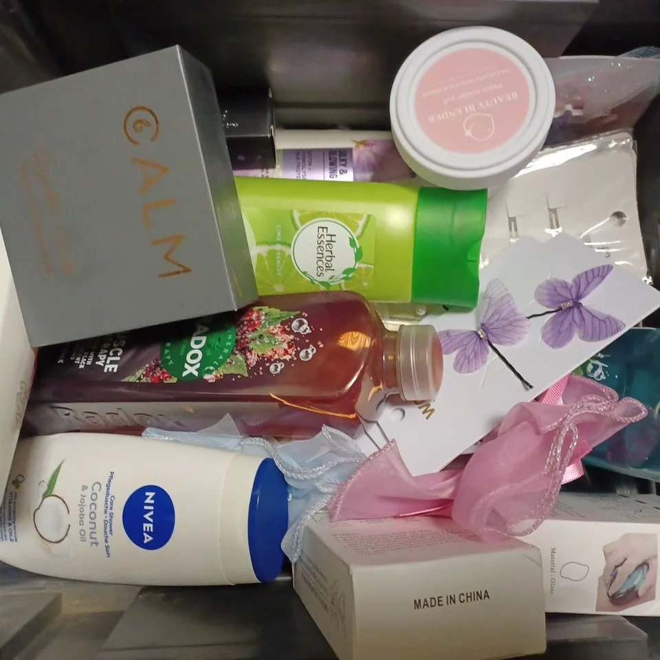 BOX OF APPROX 20 ASSORTED HEALTH AND BEAUTY ITEMS TO INCLUDE - NIVEA CARE SHOWER COCONUT - CALM SIGNATURE SCENTS ORGANIC PURE ESSENTIALS OILS - PANTENE COLOUR GLOSS REPAIRING SHAMPOO ECT