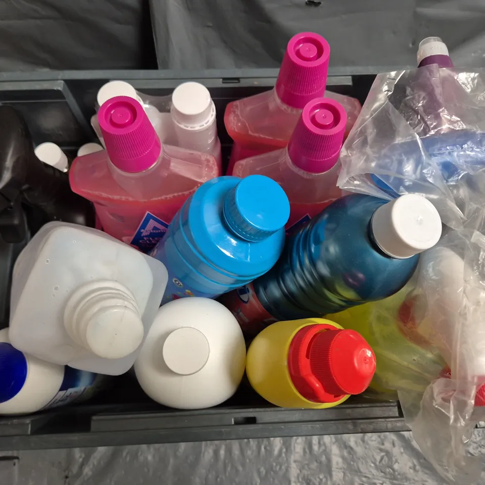 APPROXIMATELY 12 ASSORTED LIQUIDS TO INCLUDE ASEVI FLOOR CLEANER CIAN, EASY SERIOUSLY THICK BLEACH, GREENHOUSE SHADING PAINT, ETC - COLLECTION ONLY