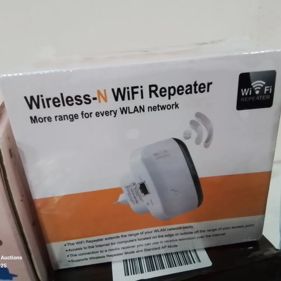 BOX CONTAINING LARGE AMOUNT OF BOXED ELECTRICAL ITEMS TO INCLUDE: LIGHT UP PC KEYBOARD, DUMMY CCTV CAMERA, MOUSE PAD, SCREEN PROTECTION COVERS, PHONE CASES, LAMPS ETC.