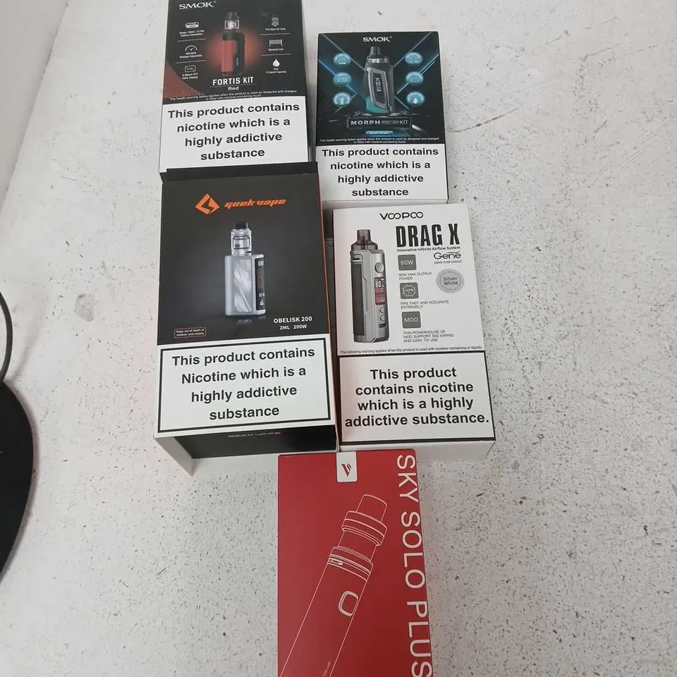 BOX OF APPROXIMATELY 35 ASSORTED E-CIGARETTES AND COMPONENTS TO INCLUDE: SMOK FORTIS DEVICE KIT 