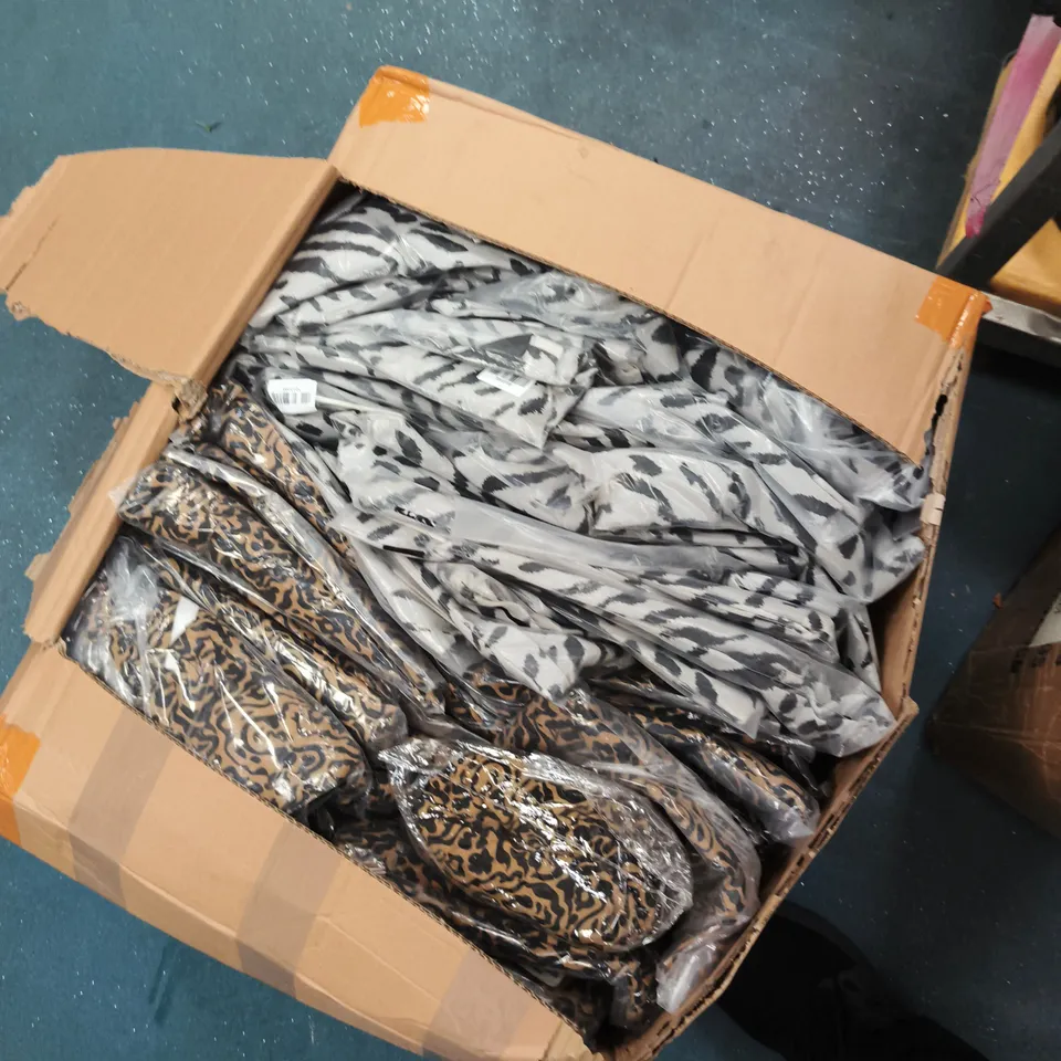 BOX OF APPROXIMATELY 45 ASSORTED CLOTHING ITEMS TO INCLUDE: TAMSY DRESS