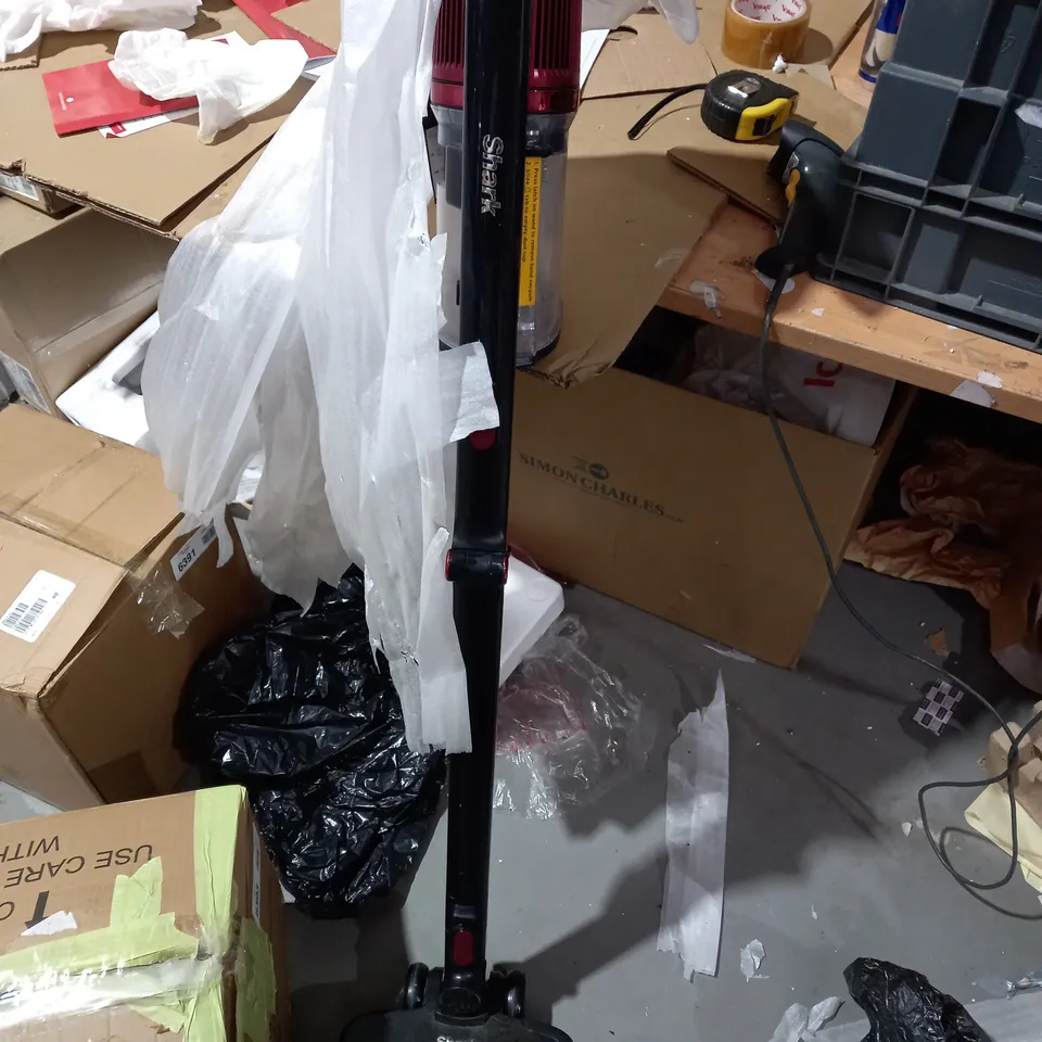 SHARK CORDLESS VACUUM IZ300UKT