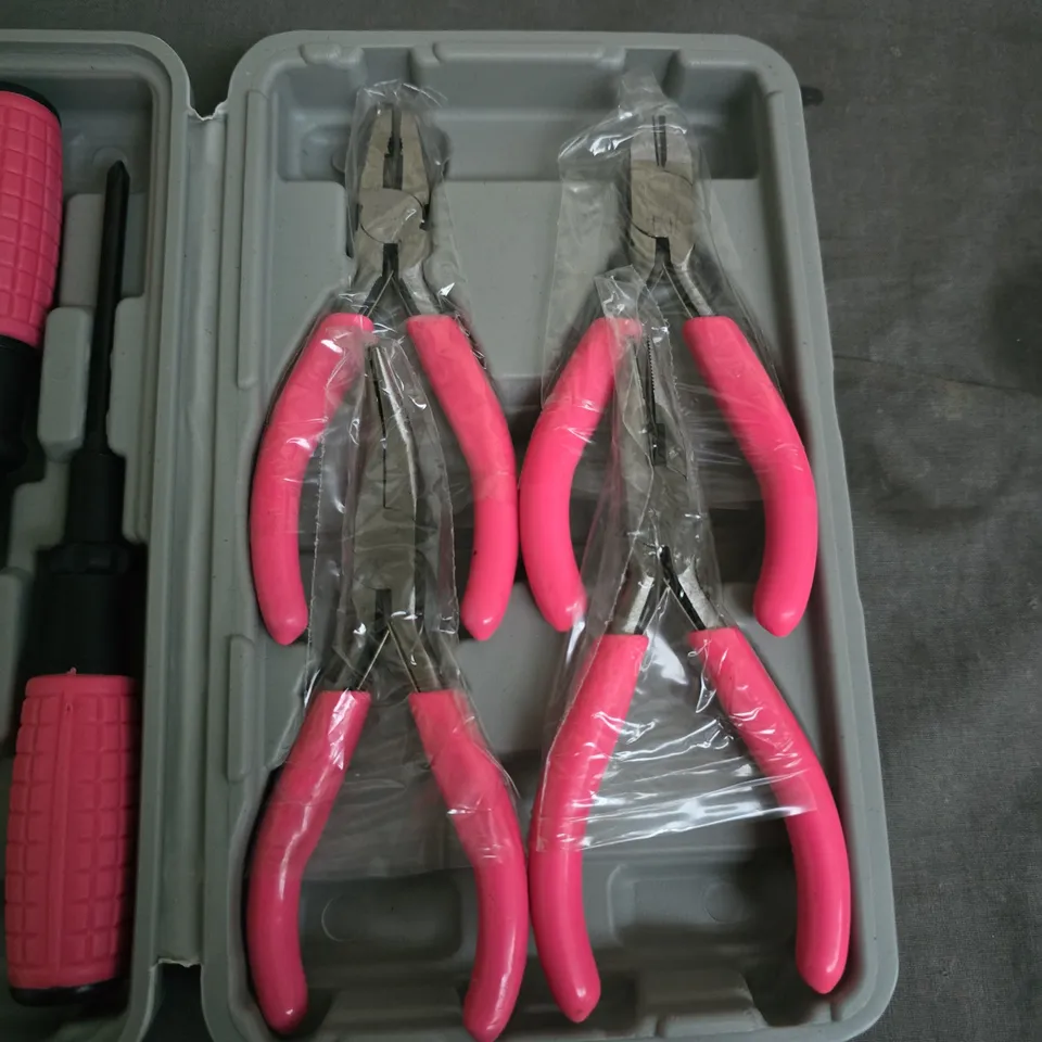 PINK-HANDLED HAND TOOL SET IN PLASTIC CASE (SCREWDRIVERS, PLIERS, FILE)