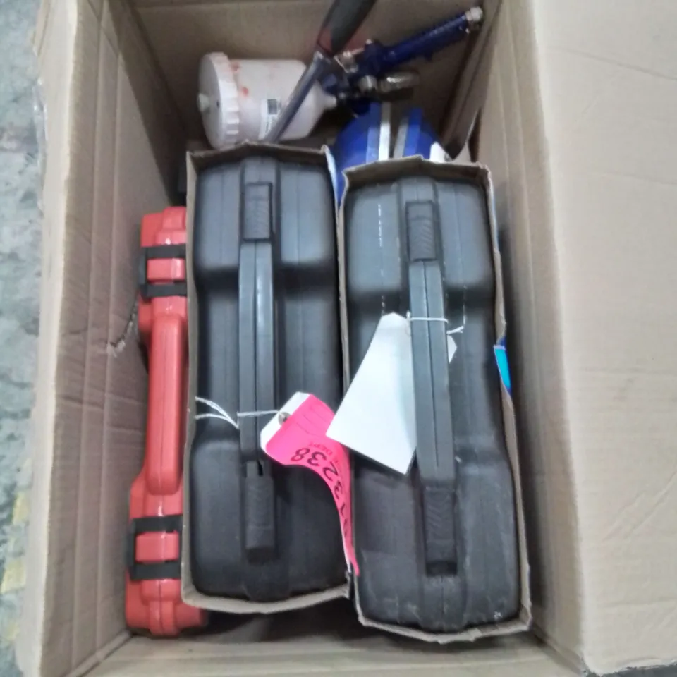 BOX OF MIXED TOOLS TO INCLUDE: X2 CLARKE 9 PIECE TCT CORE DRILL BIT SETS, VICE CLAMP, SPRAY GUN AND FUEL PRESSURE TESTING KIT