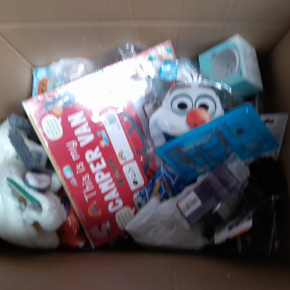 LARGE BOX OF ASSORTED TOYS AND GAMES TO INCLUDE COCOMELON, WATER GUNS AND TRADING CARDS