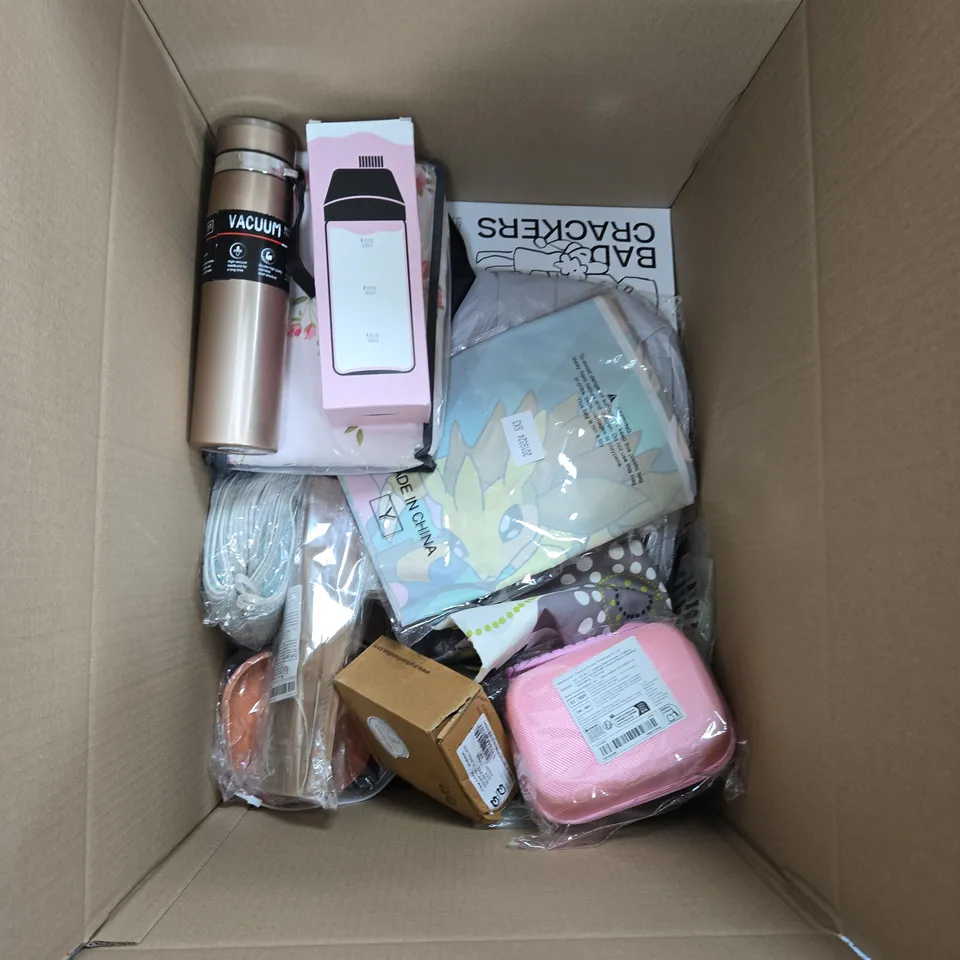 A BOX OF APROXIMATELY 12 ASSORTED ITEMS TO INCLUDE OVERHERD BOTTLE & TRAVEL ACCESSORIES SET – PINK CASE & LUNCH BAG
