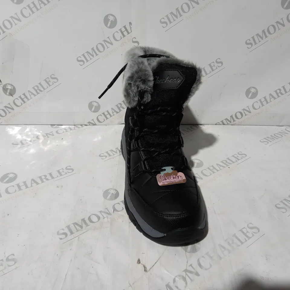 BOXED PAIR OF SKECHERS TREGO BOOTS IN BLACK UK SIZE 5