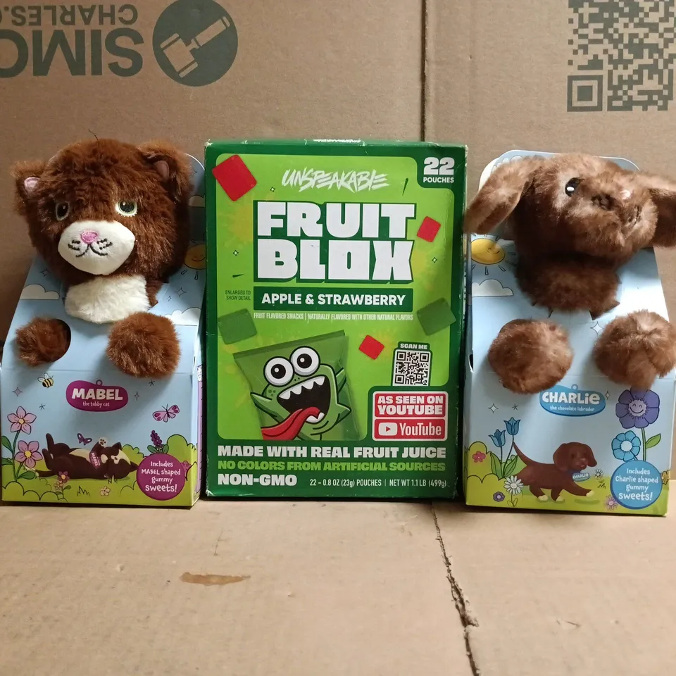 APPROXIMATELY 5 ASSORTED FOOD AND DRINK ITEMS TO INCLUDE DOMINION GUMMY SWEETS WITH PLUSH TOY, UNSPEAKABLE FRUIT BLOX, ETC