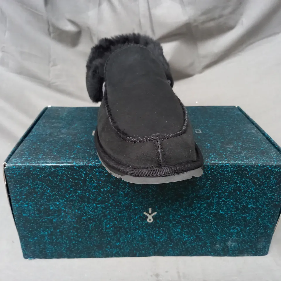 BOXED PAIR OF EMU AUSTRALIA SLIPPERS IN BLACK SIZE 10