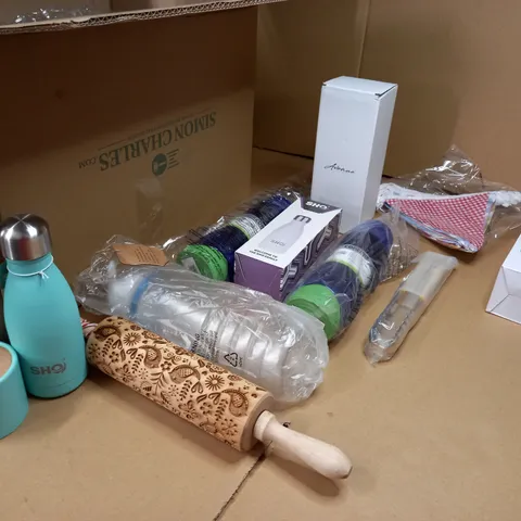 LOT OF APPROX 20 ASSORTED HOUSEHOLD ITEMS TO INCLUDE: CONTIGO BOTTLES, BUNTING, KITCHEN ITEMS