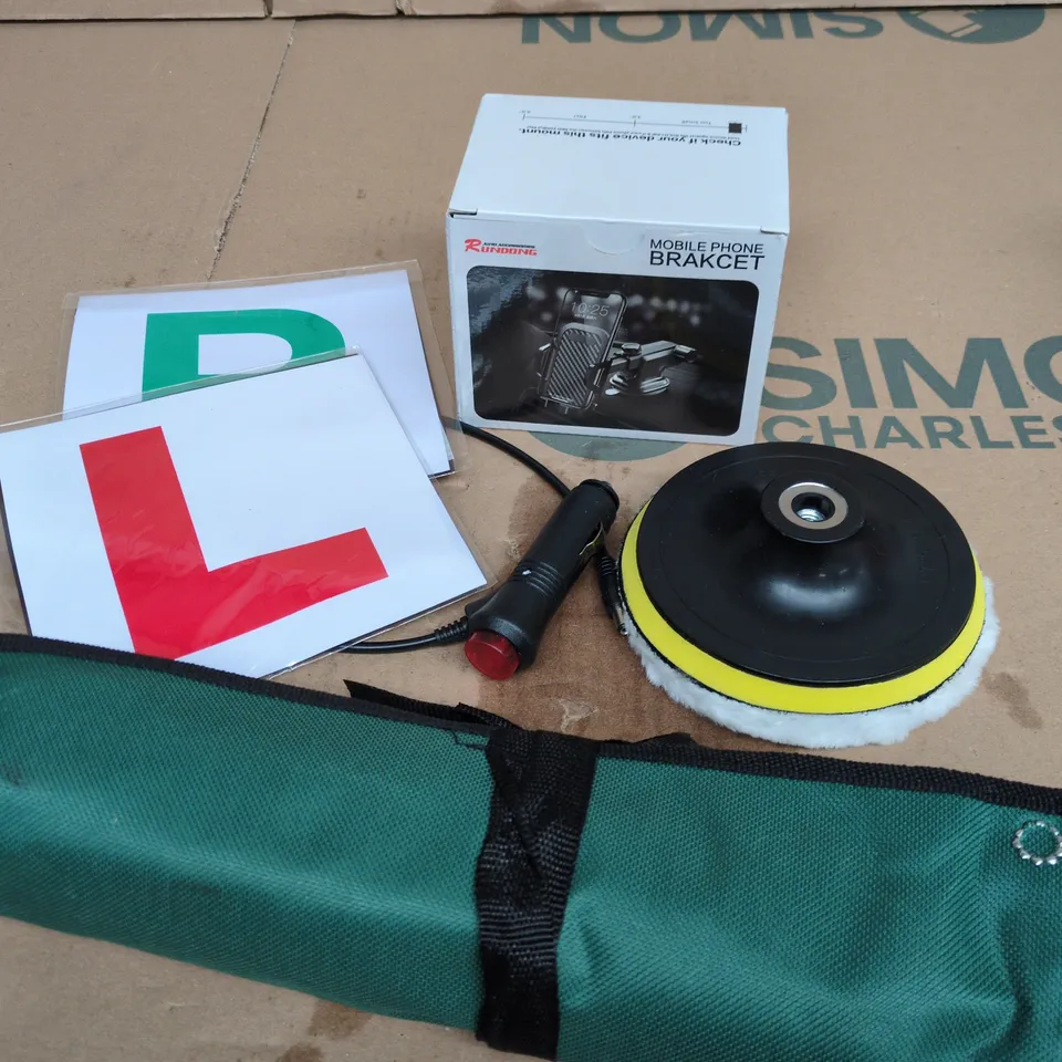 APPROXIMATELY 10 ASSORTED VEHICLE PARTS/ACCESSORIES TO INCLUDE SMARTPHONE HOLDER, L PLATES, TOOL SET ETC