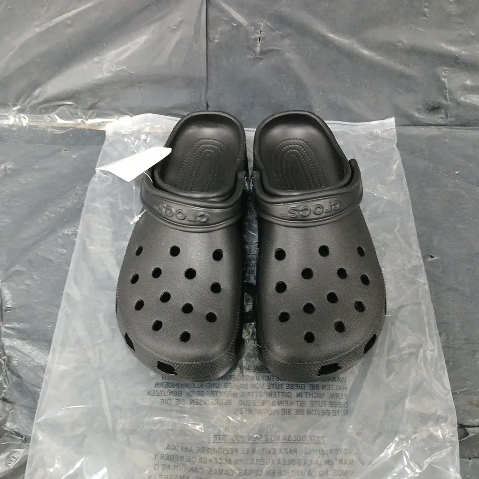 BAGGED PAIR OF CROCS BAYABAND CLOG BLACK UK M5/W6