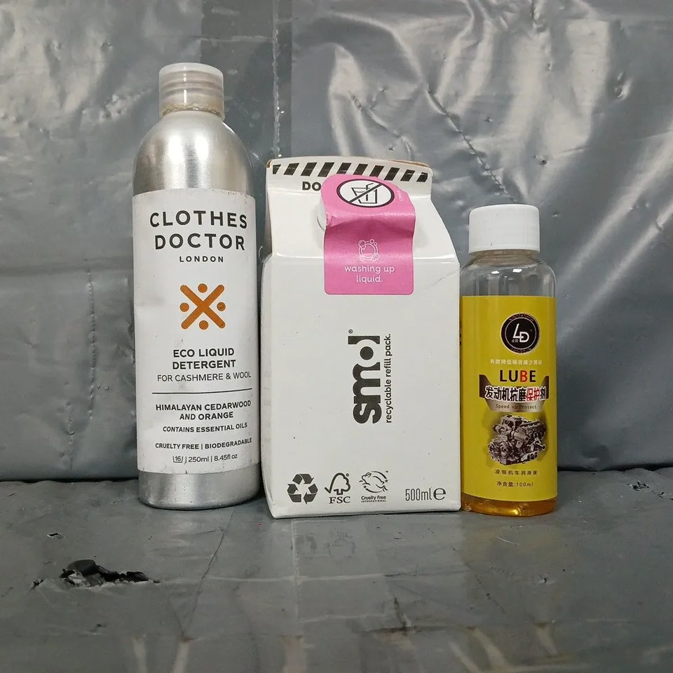 APPROXIMATELY 12 ASSORTED ITEMS TO INCLUDE - SMOL WASHING UP LIQUID , CLOTHES DOCTOR ECO LIQUID DETERGENT ETC