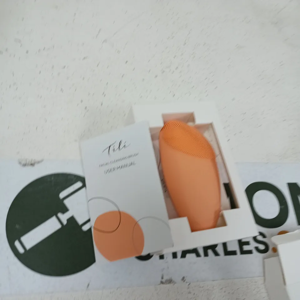 BOX OF APPROXIMATELY 14 ASSORTED ITEMS TO INCLUDE: TILI FACIAL CLEANING BRUSH