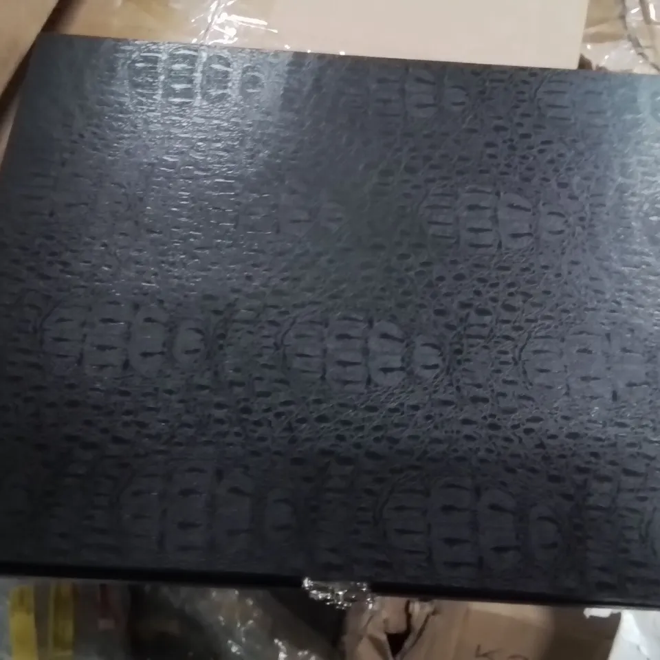 BOXED 24 PEICE STAINLESS STEEL CUTLERY SET 