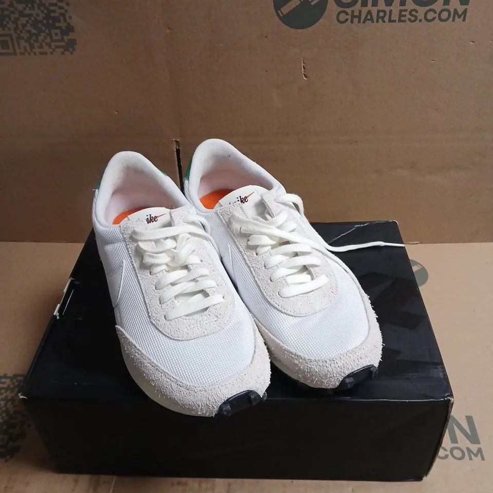 NIKE WHITE RUNNING TRAINERS – BOXED SIZE 8