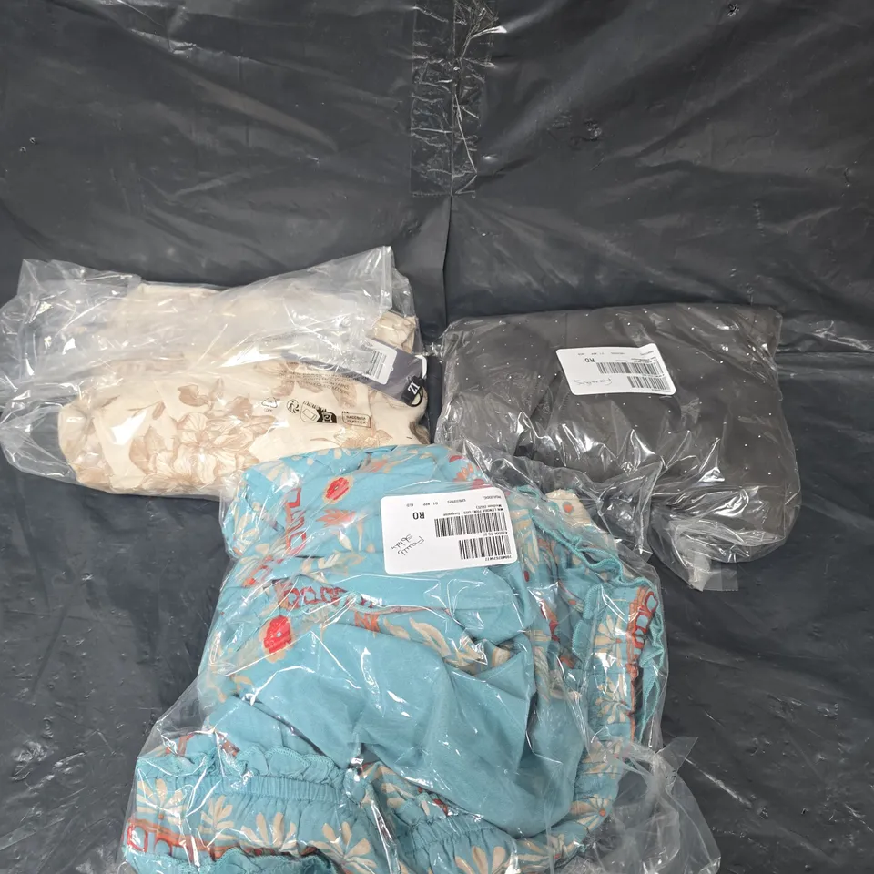 APPROXIMATELY 15 ASSORTED WOMENS CLOTHING PRODUCTS IN VARIOUS STYLES & SIZES 