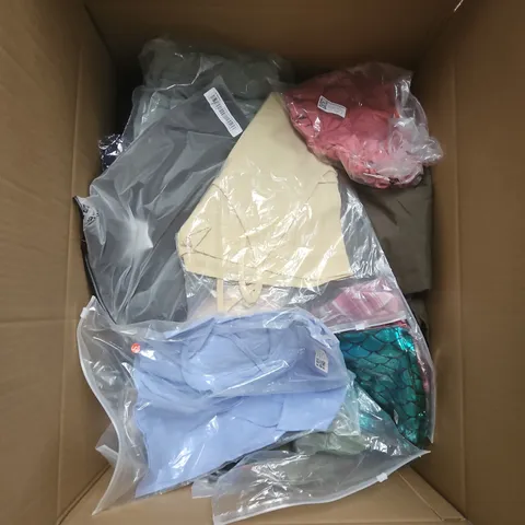 BOX CONTAINING A MIX OF APPROXIMATELY 25 ASSORTED CLOTHING ITEMS