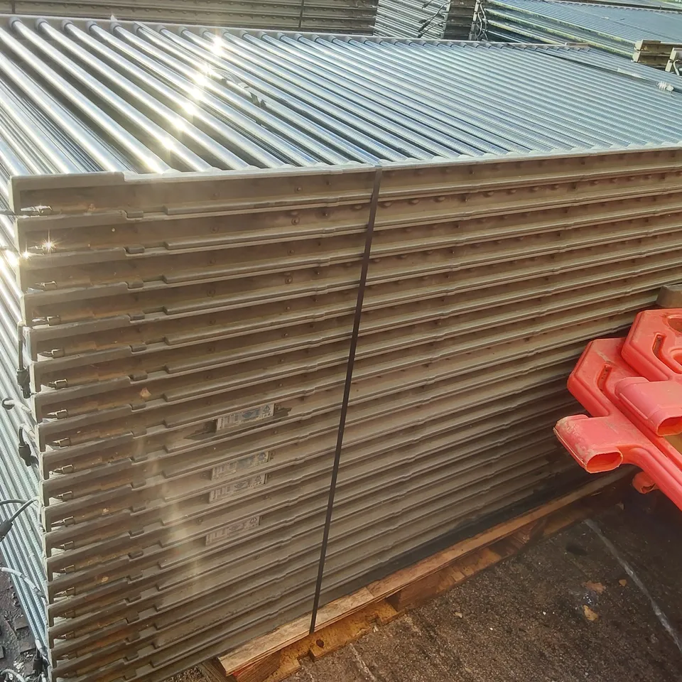 PALLET CONTAINING A LARGE QUANTITY OF SOLYNDRA 200W SOLAR PANELS