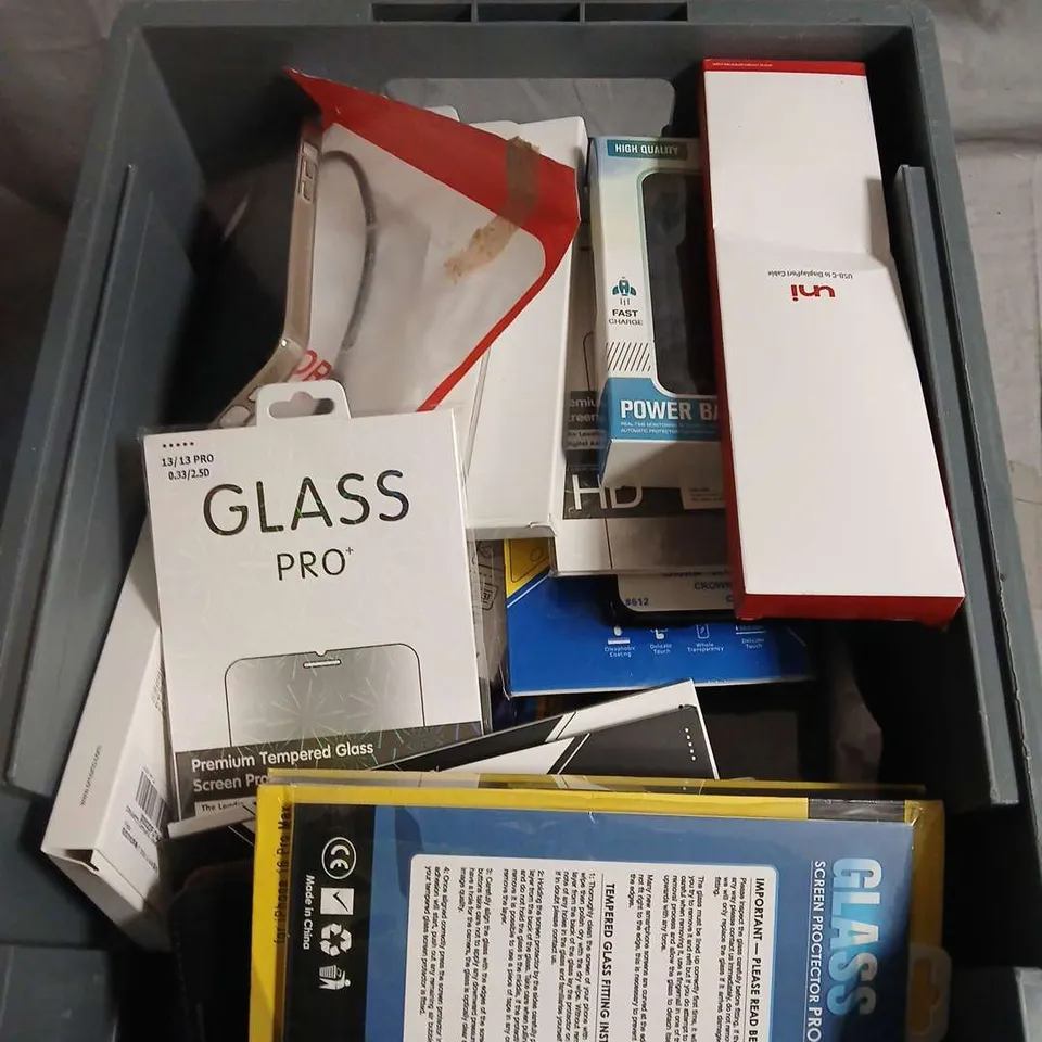 APPROXIMATELY 20 ASSORTED SMARTPHONE ACCESSORIES TO INCLUDE CHARGING CABLES, POWERBANKS, PHONE CASES ETC