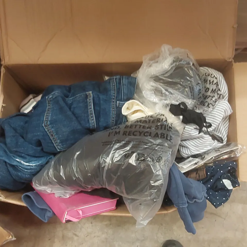 PALLET CONTAINING A VERY LARGE QUANTITY OF BRAND NEW ASSORTED CLOTHING/ACCESSORIES INCLUDING: SUNGLASSES, JEANS, BIKINIS, T-SHIRTS, JUMPERS ECT