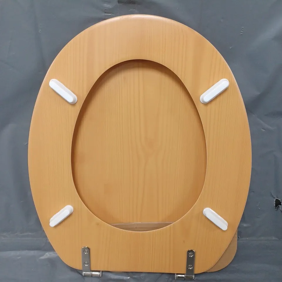 BOXED HOME PINE EFFECT TOILET SEAT 
