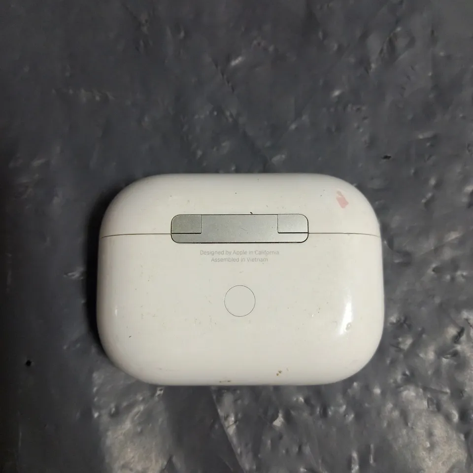 PAIR OF APPLE AIRPODS PRO IN WHITE