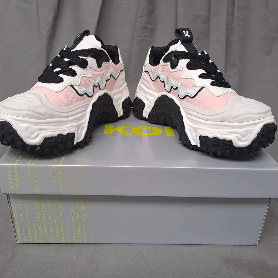 BOXED PAIR OF KOI LAYER CAKE CHUNKY TRAINERS IN WHITE/PINK UK SIZE 1