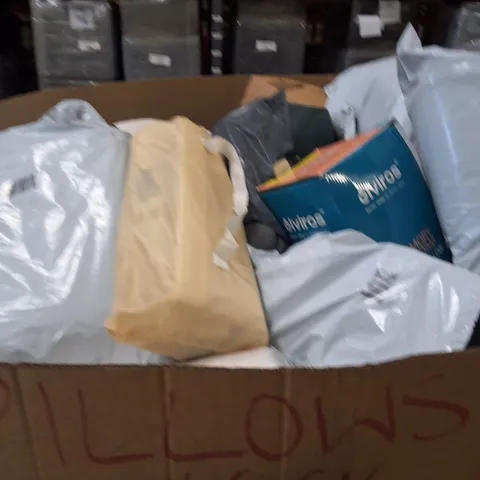 PALLET CONTAINING A LARGE QUANTITY OF PILLOWS