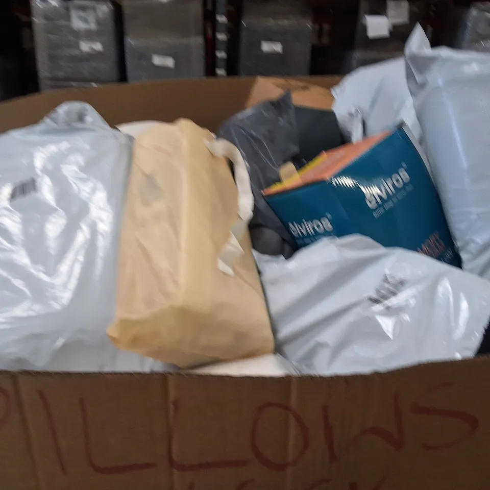 PALLET CONTAINING A LARGE QUANTITY OF PILLOWS