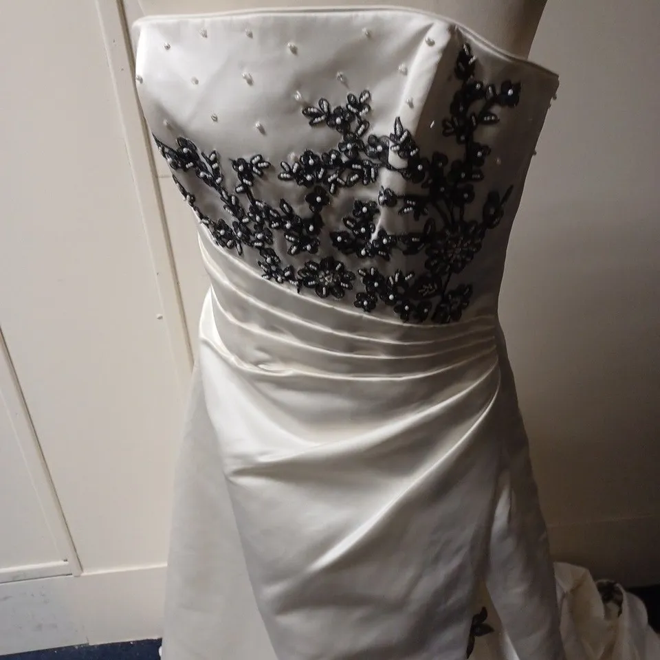 BERKETEX RUFFLED FLORAL DESIGN WEDDING DRESS SIZE UNSPECIFIED