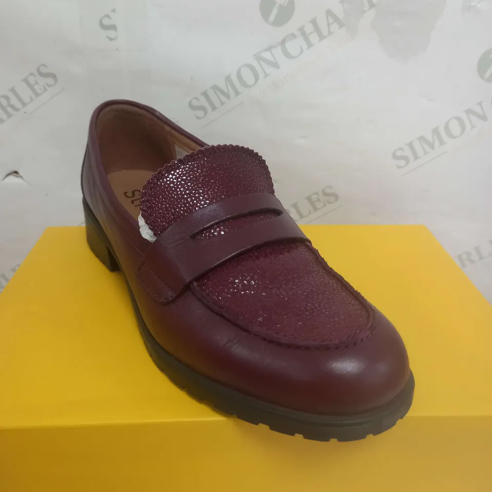 BOXED STRIVE LEATHER LOAFER SIZE 5