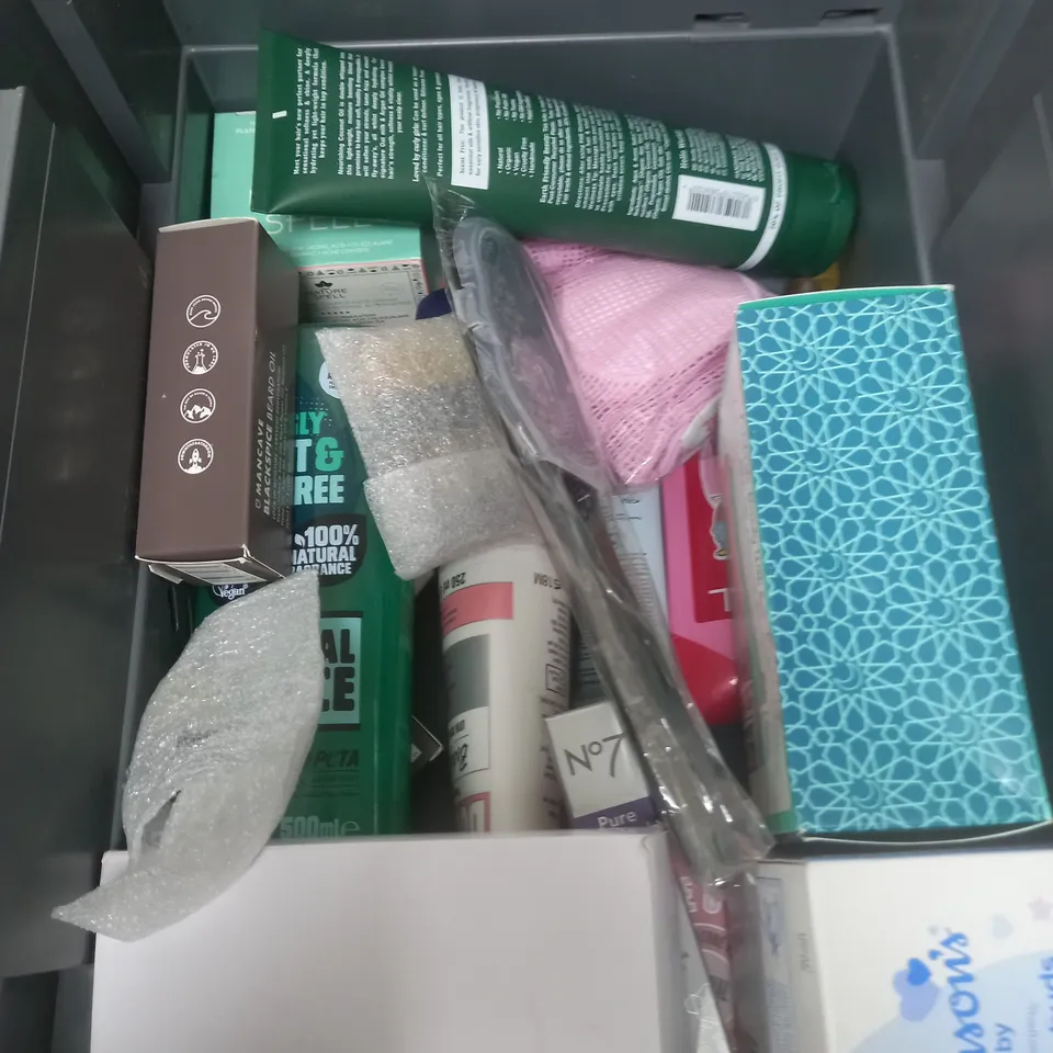 APPROXIMATELY 20 ASSORTED COSMETIC PRODUCTS TO INCLUDE ORIGINAL SOURCE SHOWER GEL, SWARFEGA HAND WASH AND FALSE EYELASHES