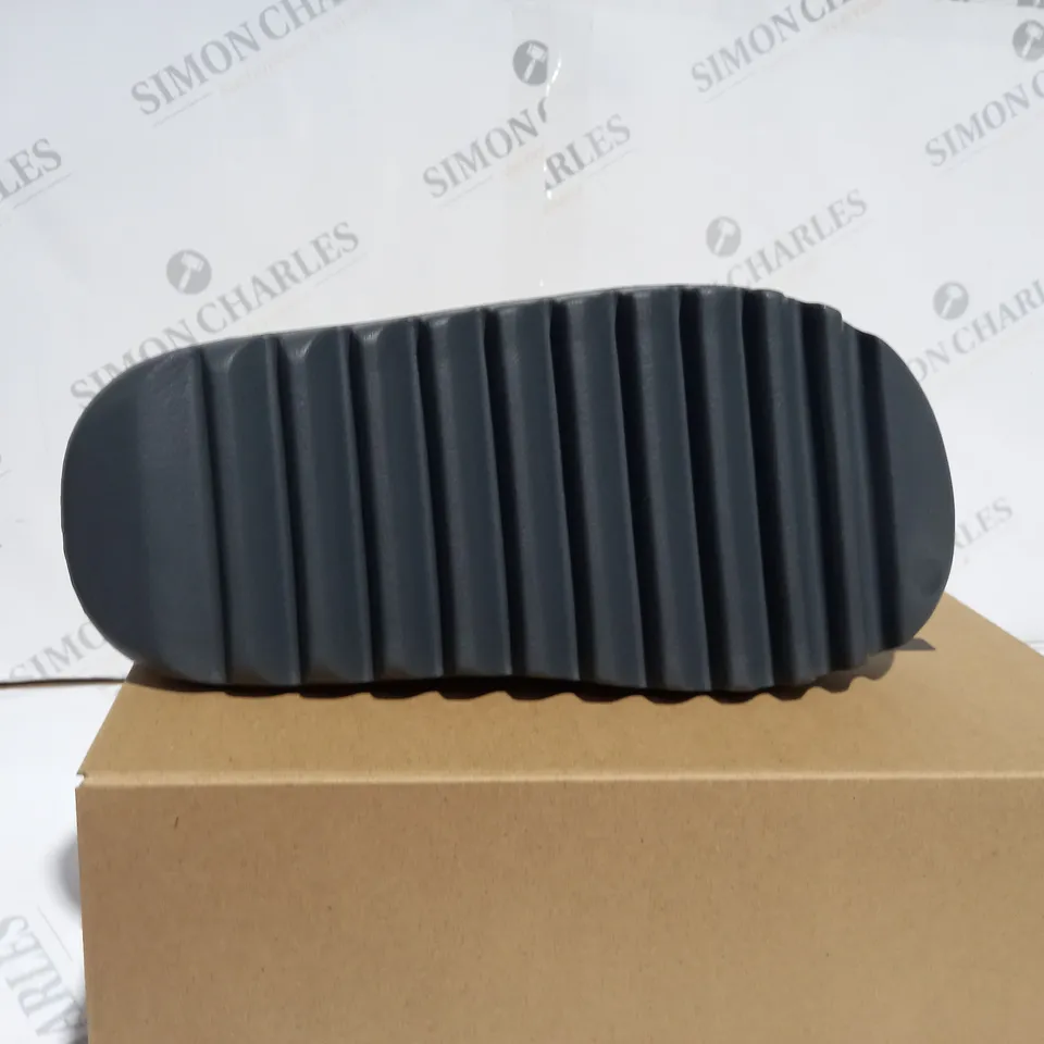 BOXED YEEZY SLIDE SLATE GREY SIZE UK - 8