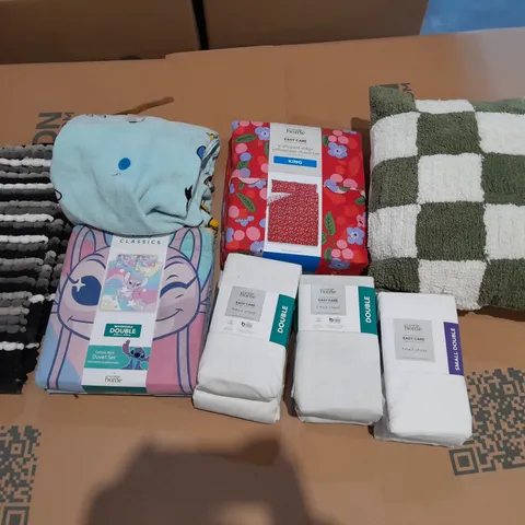BOX OF APPROXIMATELY 10 ASSORTED BEDDING AND SOFT FURNISHING ITEMS TO INCLUDE - THROW PILLOWS - DUVET SETS - FITTED SHEET ETC.