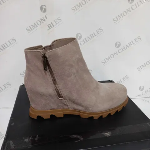 BOXED SOREL JOAN OF ARCTIC WEDGE ZIP BOOTS - UK SIZE 9