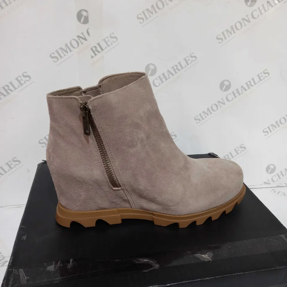 BOXED SOREL JOAN OF ARCTIC WEDGE ZIP BOOTS - UK SIZE 9