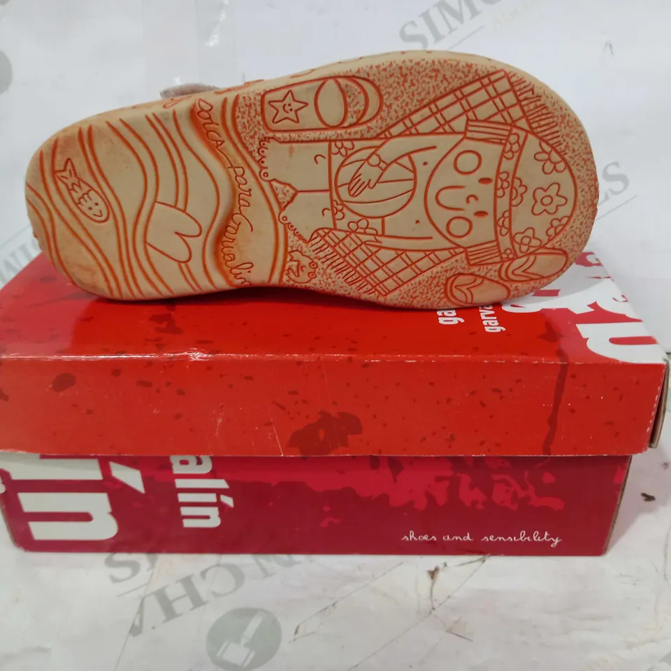 BOXED PAIR OF GARVALIN CHILDREN'S SHOES IN WHITE WITH CHICKEN DESIGN SIZE UNSPECIFIED