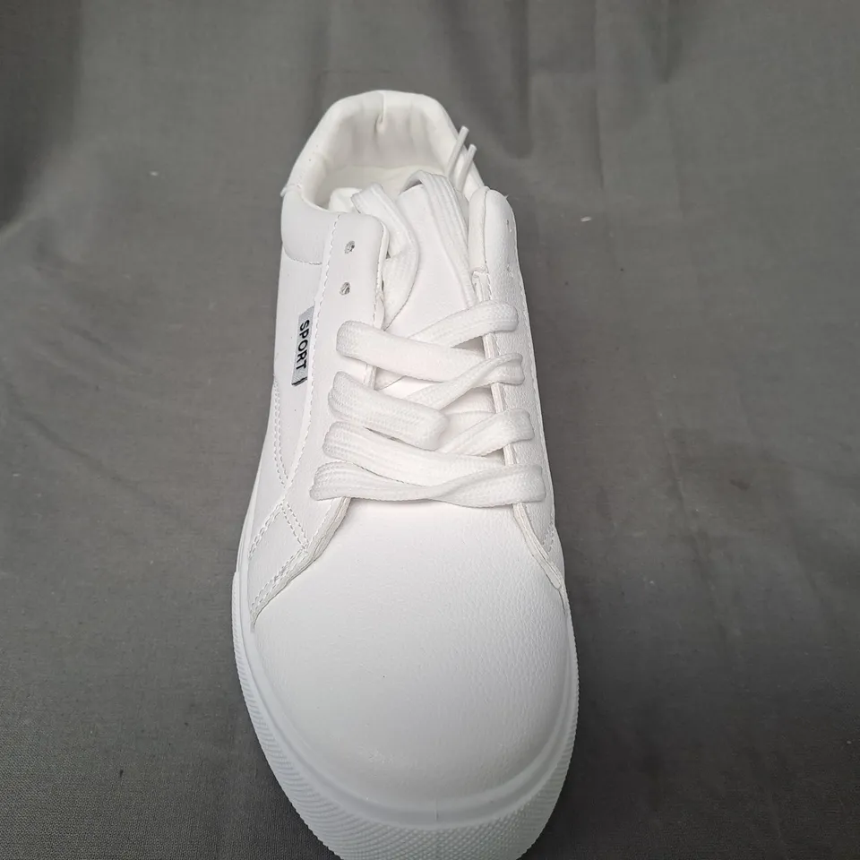 BOXED PAIR OF DESIGNER SHOES IN WHITE EU SIZE 39